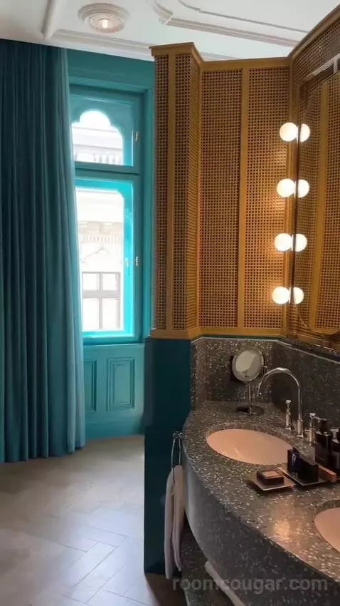 Cool Corner Suite King with City View bathroom picture #4
