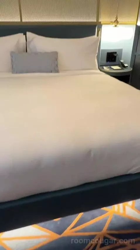Wonderful King Room with City View bed picture #7