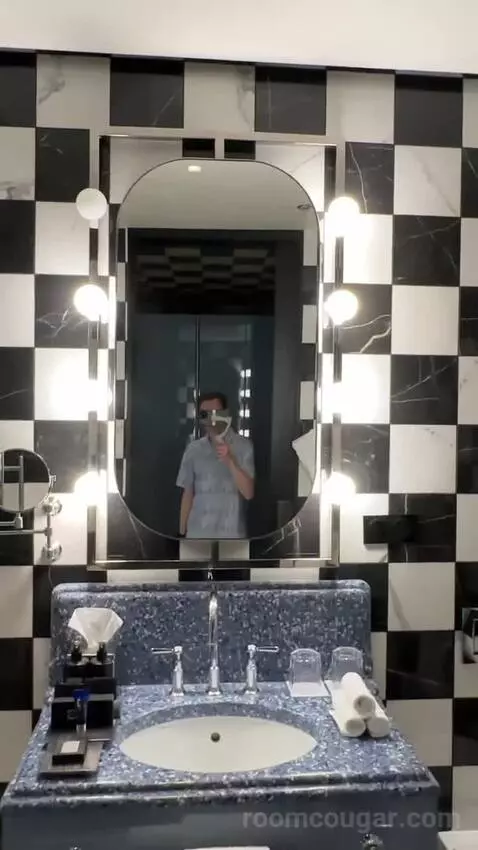 Wonderful King Room with City View bathroom picture #2