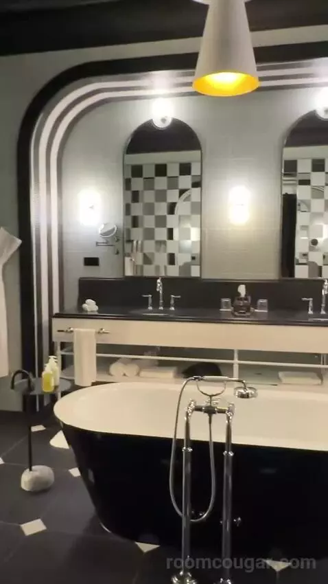 Fantastic One-Bedroom King Suite with City View bathroom picture #1
