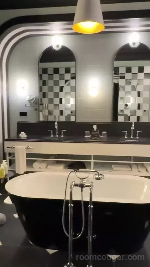 Fantastic One-Bedroom King Suite with City View bathroom picture #3
