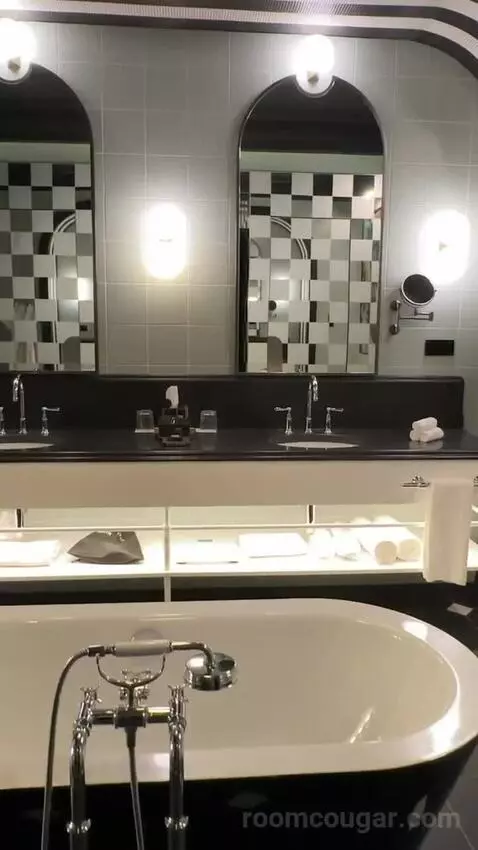 Fantastic One-Bedroom King Suite with City View bathroom picture #4