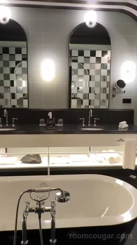 Fantastic One-Bedroom King Suite with City View bathroom picture #5
