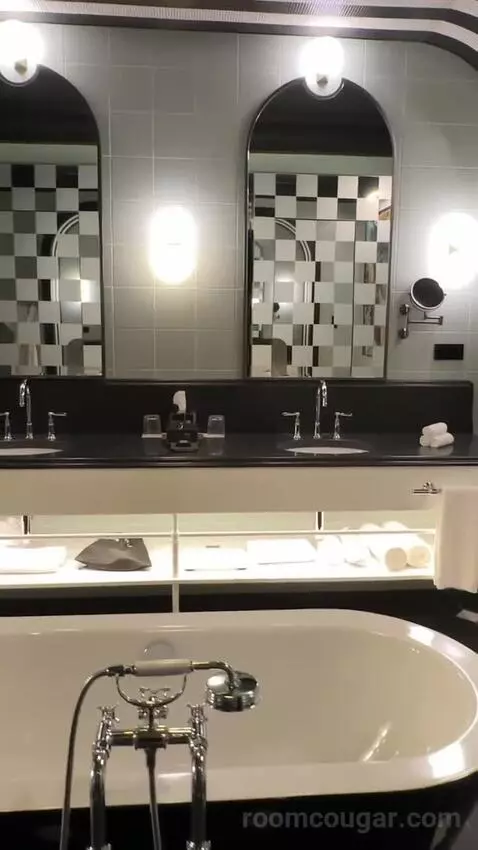 Fantastic One-Bedroom King Suite with City View bathroom picture #6