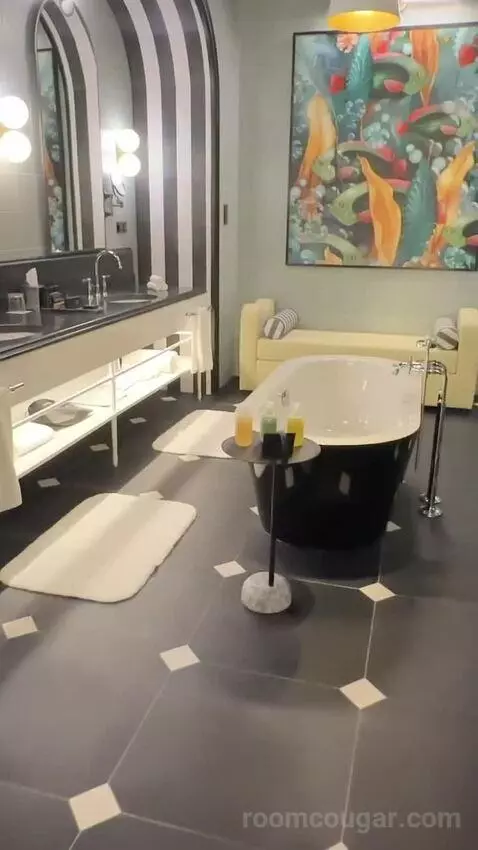 Fantastic One-Bedroom King Suite with City View bathroom picture #8