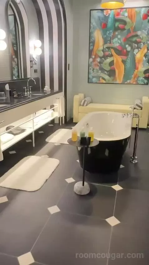 Fantastic One-Bedroom King Suite with City View bathroom picture #9