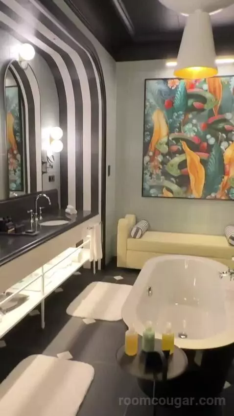 Fantastic One-Bedroom King Suite with City View bathroom picture #10