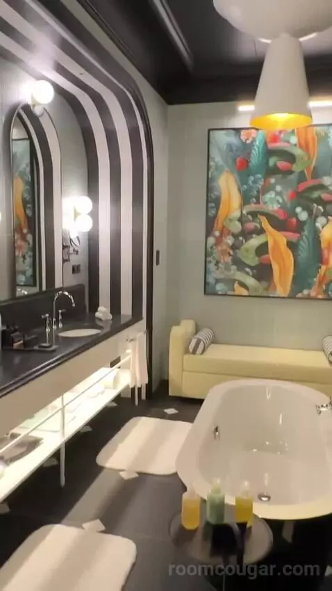 Fantastic One-Bedroom King Suite with City View bathroom picture #11
