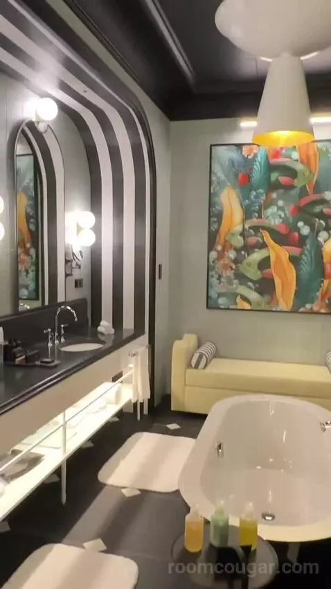 Fantastic One-Bedroom King Suite with City View bathroom picture #12