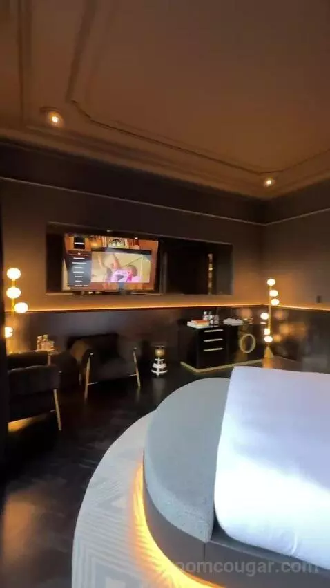 Extreme Wow Suite, 1 Bedroom Presidential Suite, 1 King, City View, Balcony, Fireplace bed picture #5