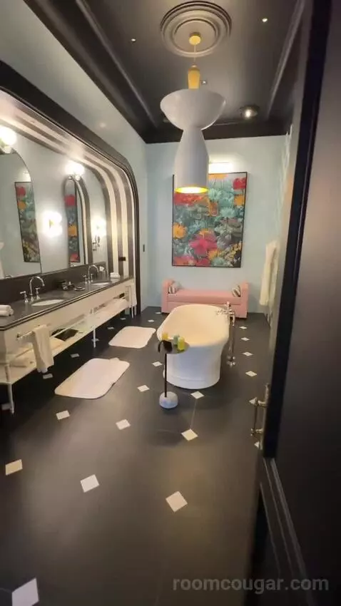 Extreme Wow Suite, 1 Bedroom Presidential Suite, 1 King, City View, Balcony, Fireplace bathroom picture #1