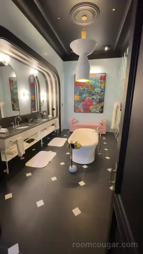 Extreme Wow Suite, 1 Bedroom Presidential Suite, 1 King, City View, Balcony, Fireplace bathroom picture #2