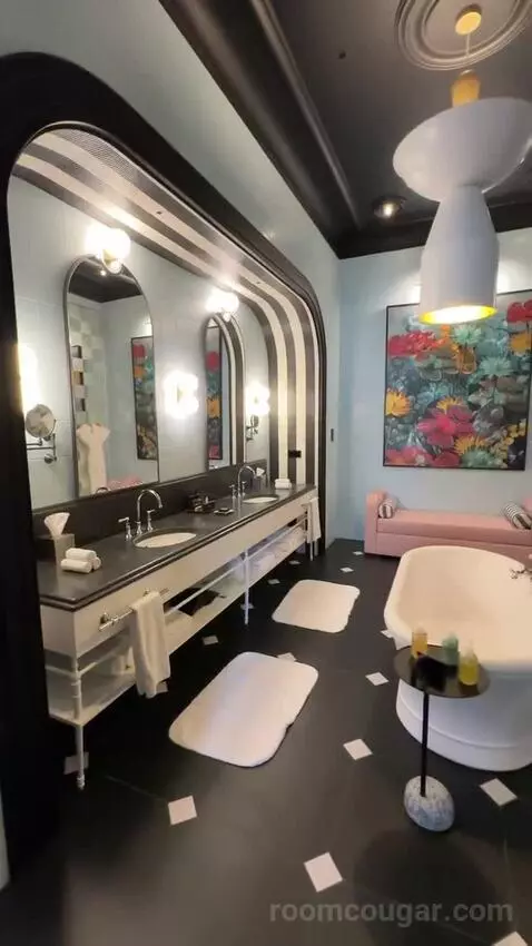 Extreme Wow Suite, 1 Bedroom Presidential Suite, 1 King, City View, Balcony, Fireplace bathroom picture #8