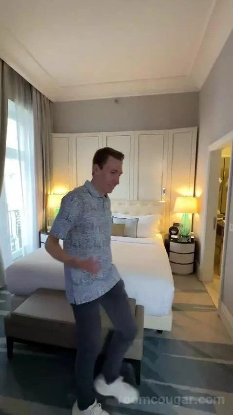 Deluxe Suite, 1 Bedroom Suite, 1 King, City View bed picture #1