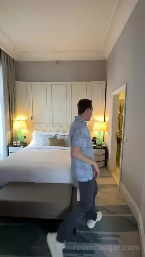 Deluxe Suite, 1 Bedroom Suite, 1 King, City View bed picture #4