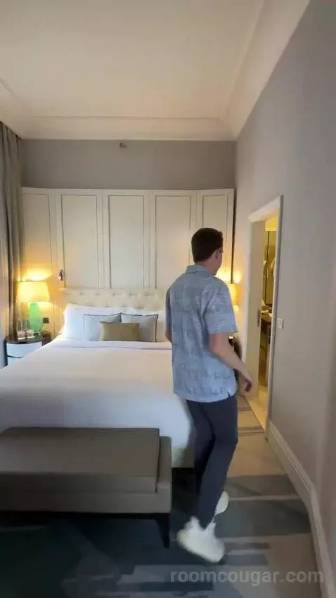 Deluxe Suite, 1 Bedroom Suite, 1 King, City View bed picture #5