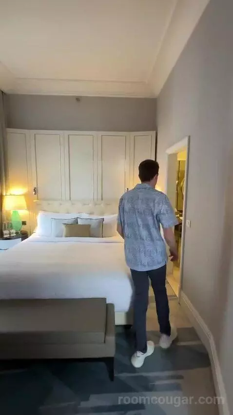 Deluxe Suite, 1 Bedroom Suite, 1 King, City View bed picture #6
