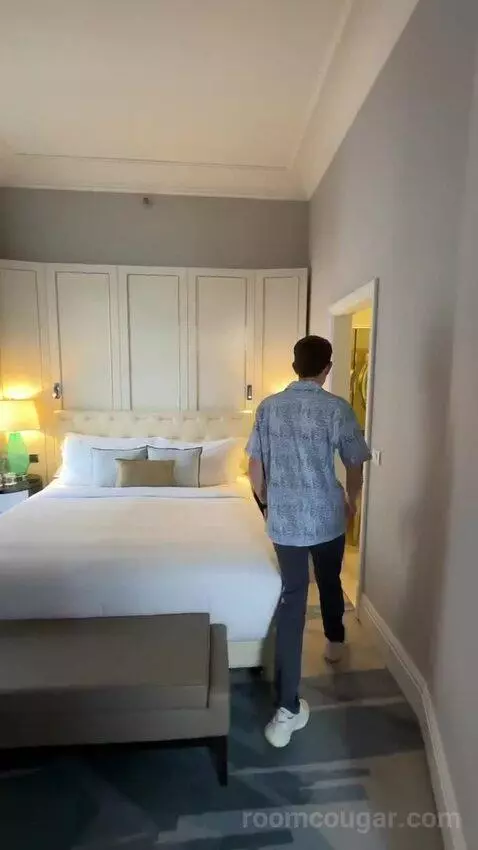 Deluxe Suite, 1 Bedroom Suite, 1 King, City View bed picture #7
