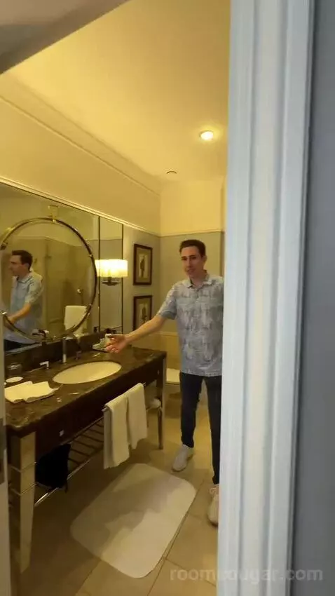 Deluxe Suite, 1 Bedroom Suite, 1 King, City View bathroom picture #1