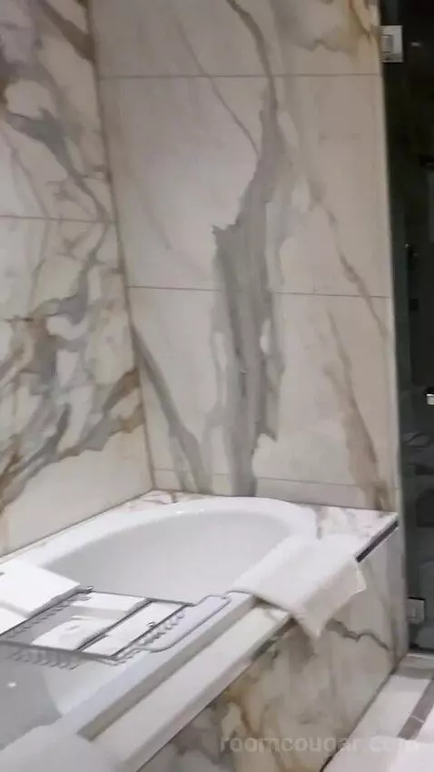 Royal Suite, Club Lounge Access, 1 Bedroom Suite, 1 King bathroom picture #12