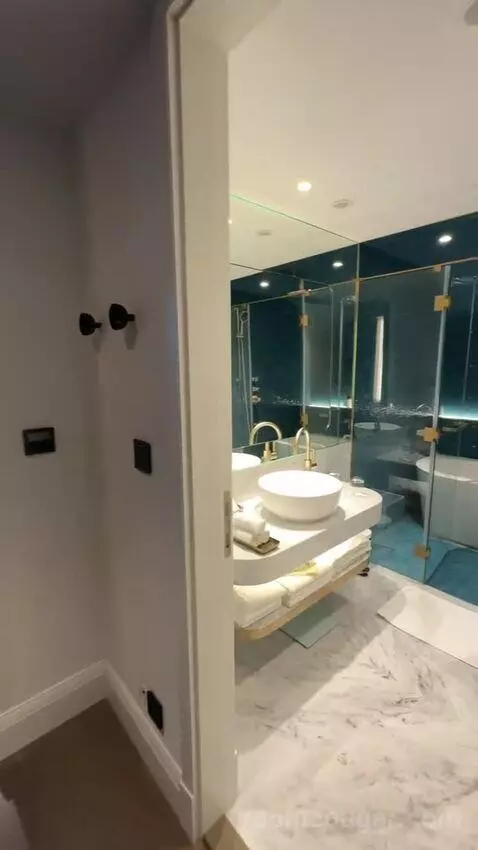 Loft King Room with City View - Top Floor (#503) bathroom picture #2