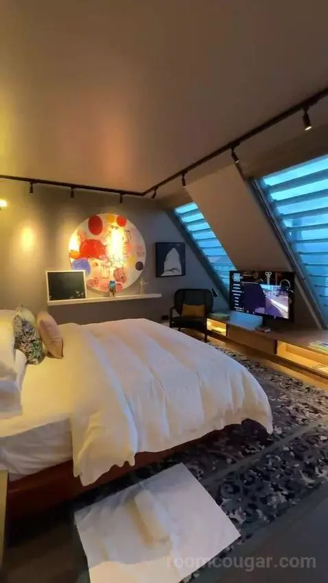 Loft King Room with City View - Top Floor (#503) bed picture #2