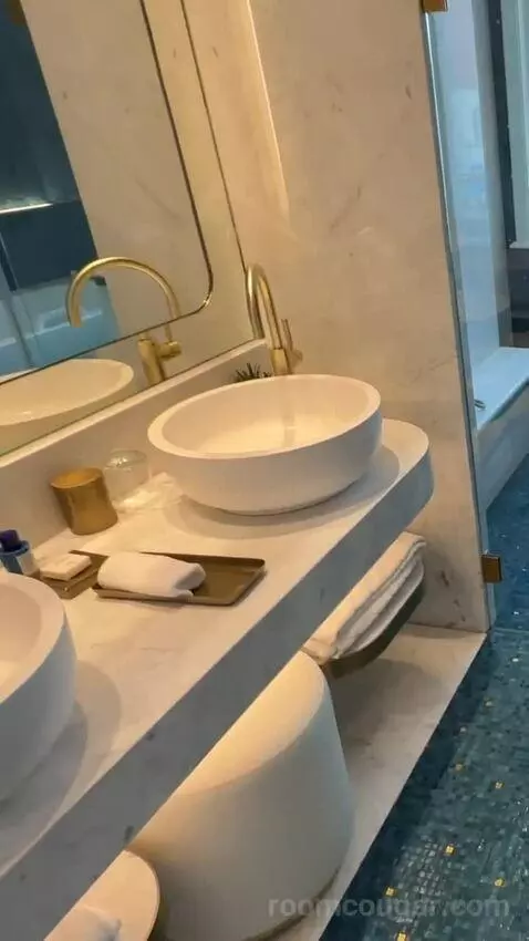 King Room with River View bathroom picture #2