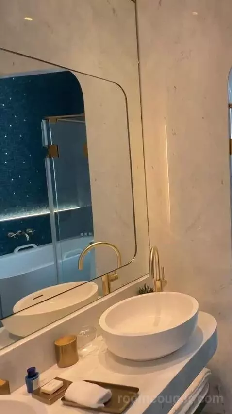 King Room with River View bathroom picture #3