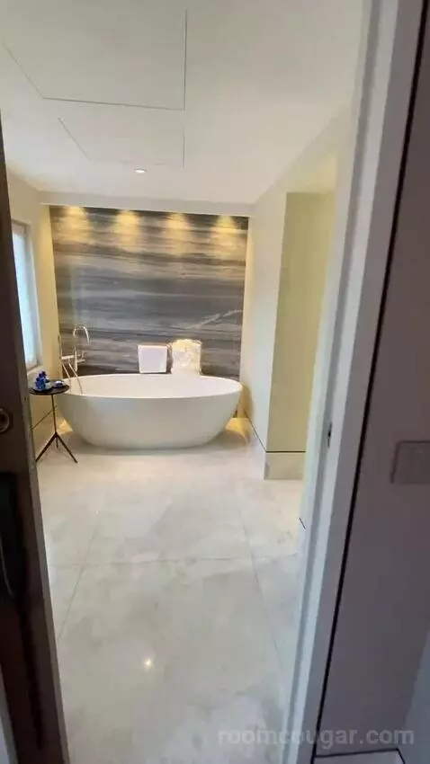 One-Bedroom King Suite with City View (#2500) bathroom picture #1