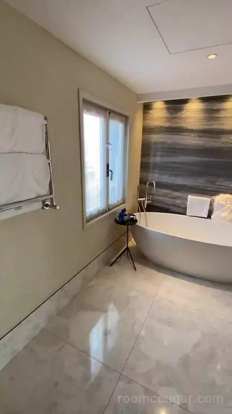 One-Bedroom King Suite with City View (#2500) bathroom picture #2