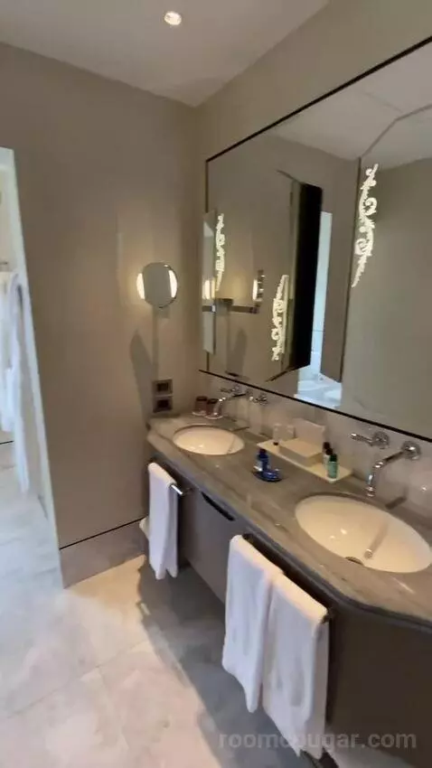 One-Bedroom King Suite with City View (#2500) bathroom picture #4