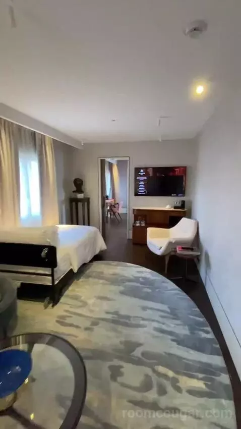 One-Bedroom King Suite with City View (#2500) bed picture #3