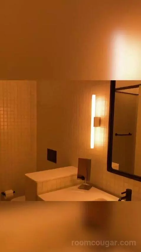 Deluxe Queen Room with Two Queen Beds and Harpa View bathroom picture #9