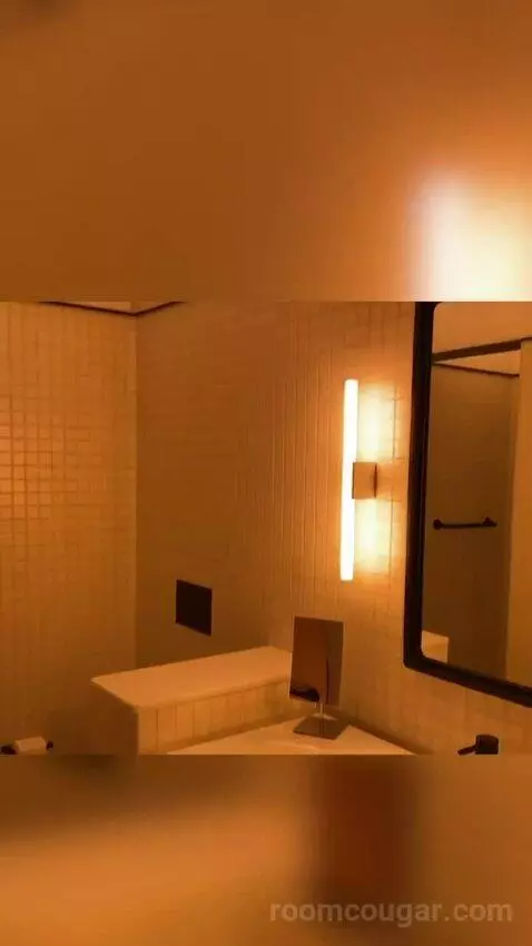 Deluxe Queen Room with Two Queen Beds and Harpa View bathroom picture #10