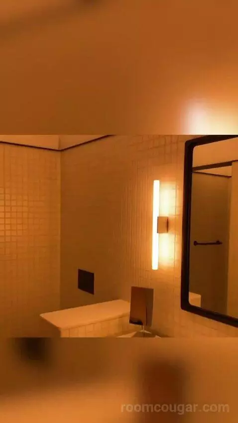 Deluxe Queen Room with Two Queen Beds and Harpa View bathroom picture #11