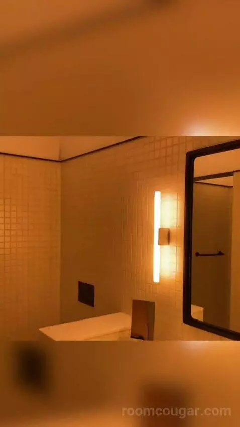 Deluxe Queen Room with Two Queen Beds and Harpa View bathroom picture #12