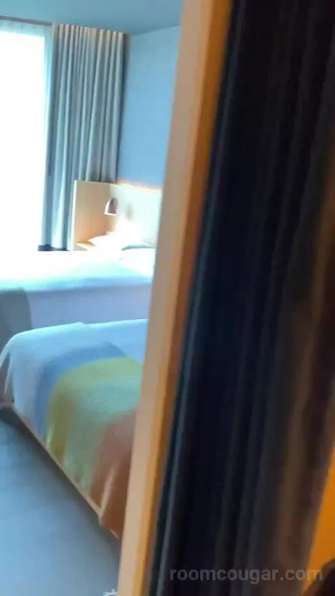 Deluxe Queen Room with Two Queen Beds and Harpa View bed picture #2
