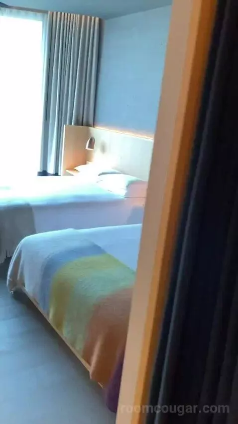 Deluxe Queen Room with Two Queen Beds and Harpa View bed picture #3