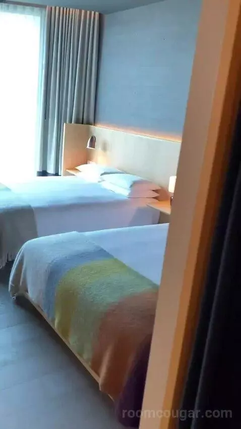 Deluxe Queen Room with Two Queen Beds and Harpa View bed picture #4