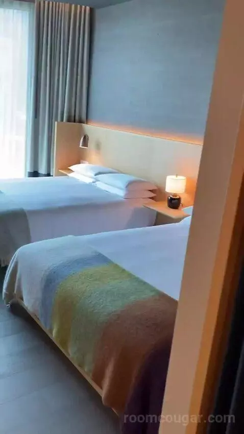 Deluxe Queen Room with Two Queen Beds and Harpa View bed picture #5