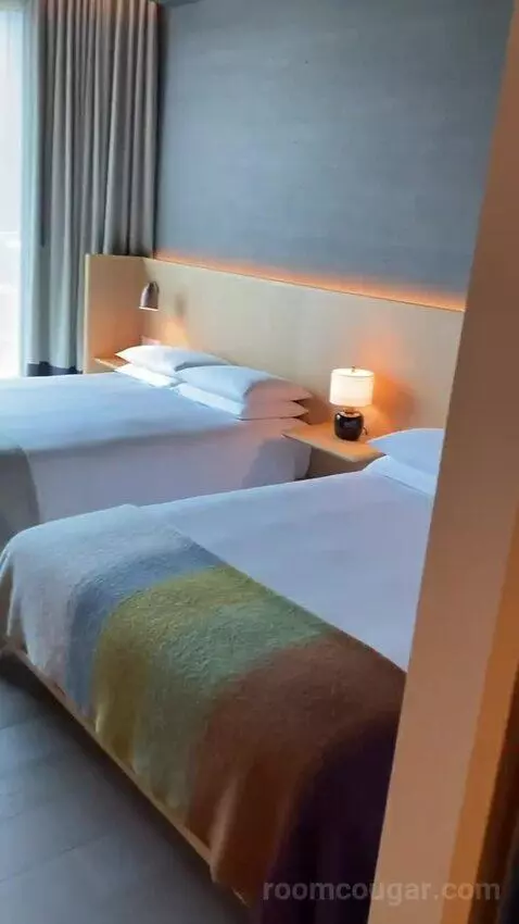 Deluxe Queen Room with Two Queen Beds and Harpa View bed picture #6