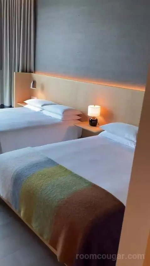 Deluxe Queen Room with Two Queen Beds and Harpa View bed picture #7