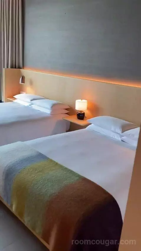 Deluxe Queen Room with Two Queen Beds and Harpa View bed picture #8