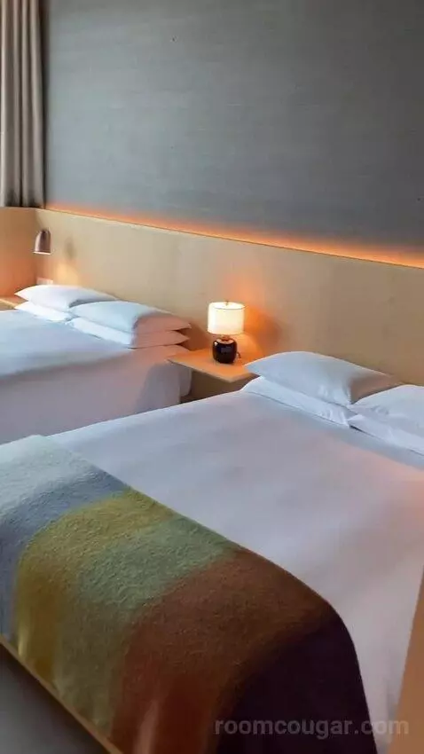 Deluxe Queen Room with Two Queen Beds and Harpa View bed picture #9