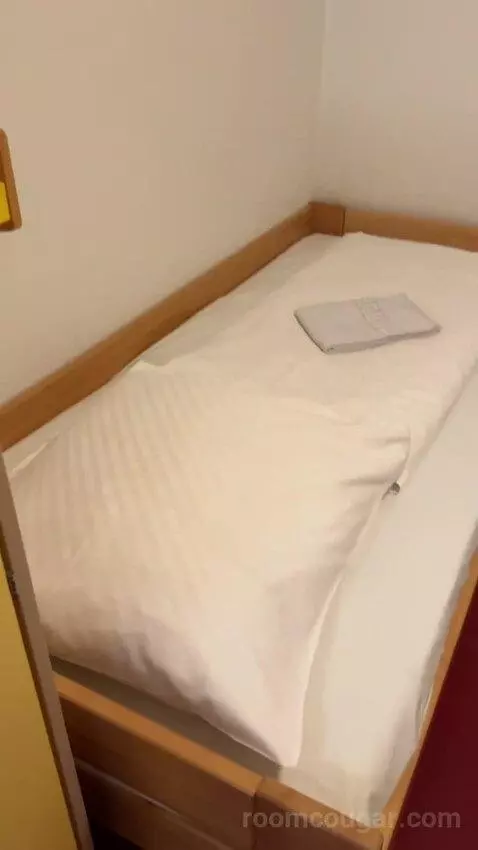 Double Room bed picture #4