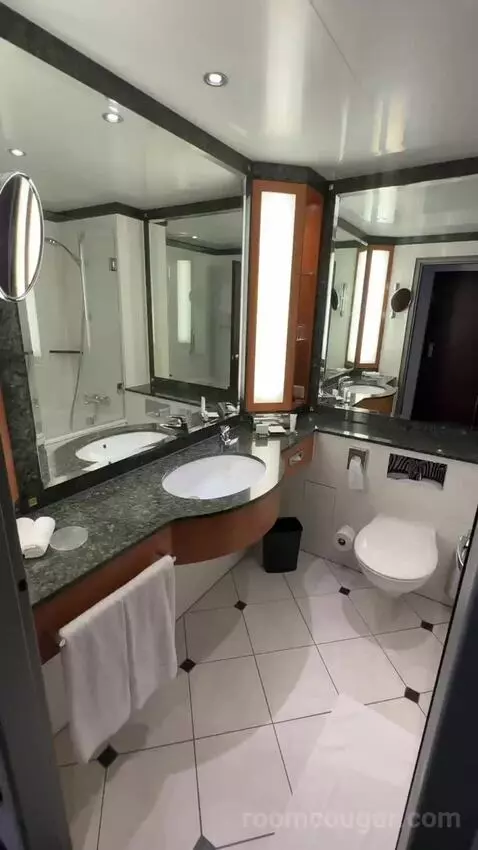 Skyline View, Guest Room, 2 Twin, High Floor bathroom picture #1