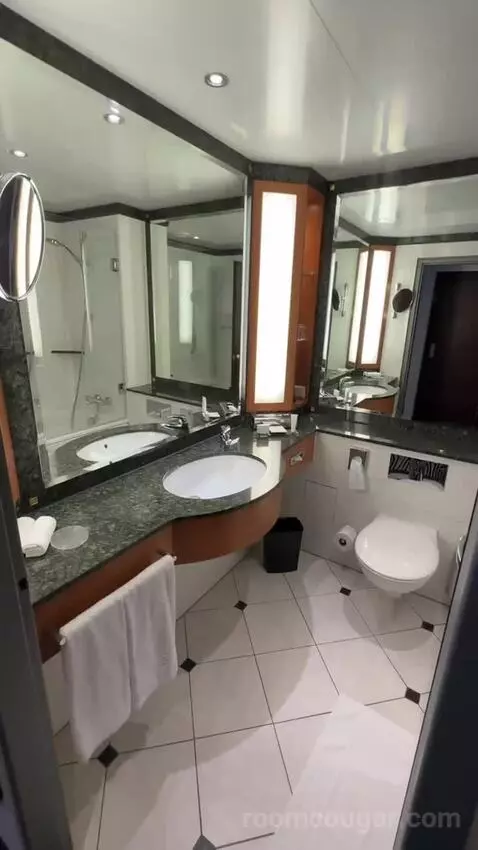 Skyline View, Guest Room, 2 Twin, High Floor bathroom picture #2