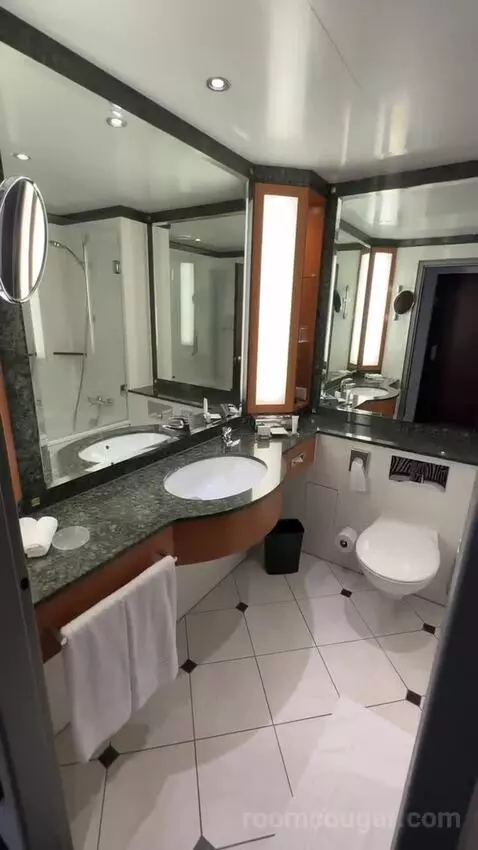 Skyline View, Guest Room, 2 Twin, High Floor bathroom picture #3