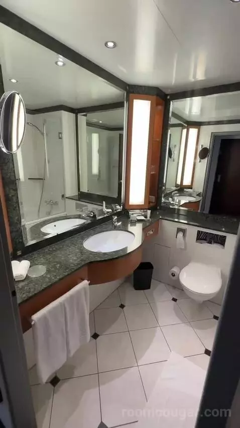 Skyline View, Guest Room, 2 Twin, High Floor bathroom picture #4