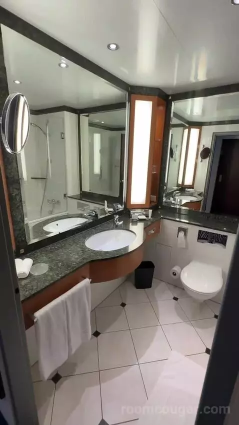 Skyline View, Guest Room, 2 Twin, High Floor bathroom picture #5